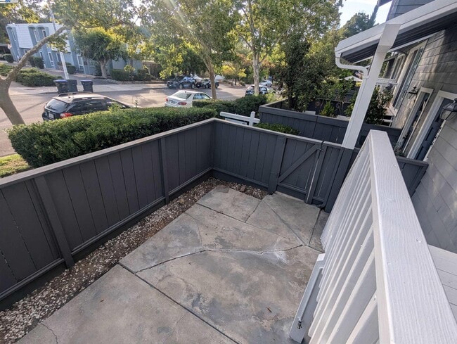 Building Photo - 744 Palomino Dr
