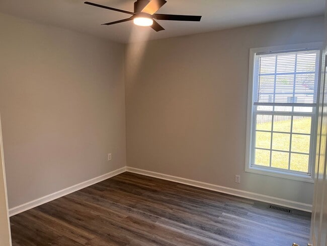 Building Photo - 3 bedroom 2 bath single family home. Fresh paint, new floors