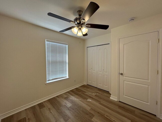 Building Photo - 1000 Ranchway Dr