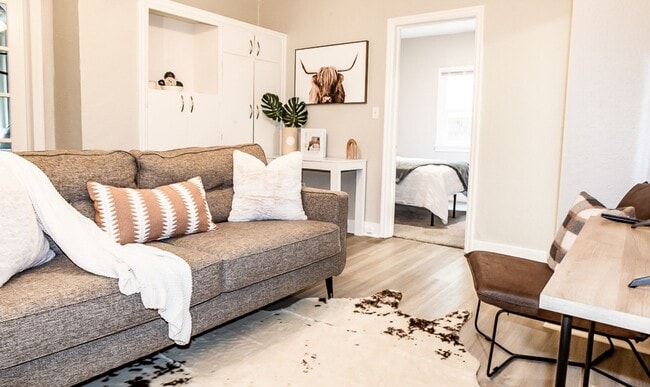 Building Photo - Cozy 2-Bedroom Home Near Sacred Heart, Shriners, and Deaconess