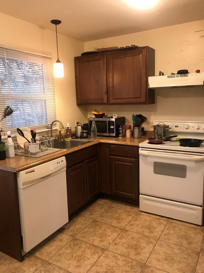 Building Photo - 3 Blocks from CU! Great South Boulder Location Preleasing for August 1st 2026