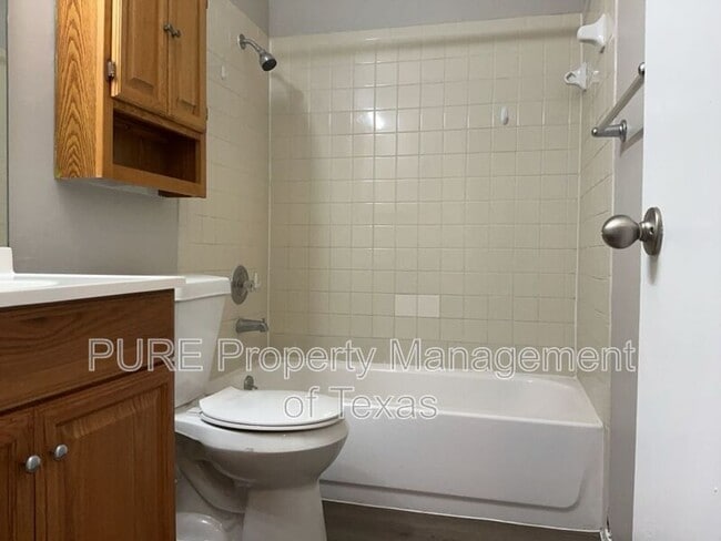 Building Photo - 608 Greenlawn Blvd