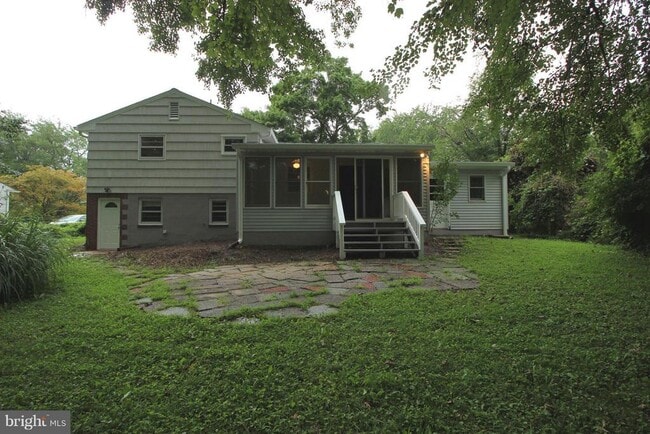Building Photo - 907 Hillcrest Dr SW