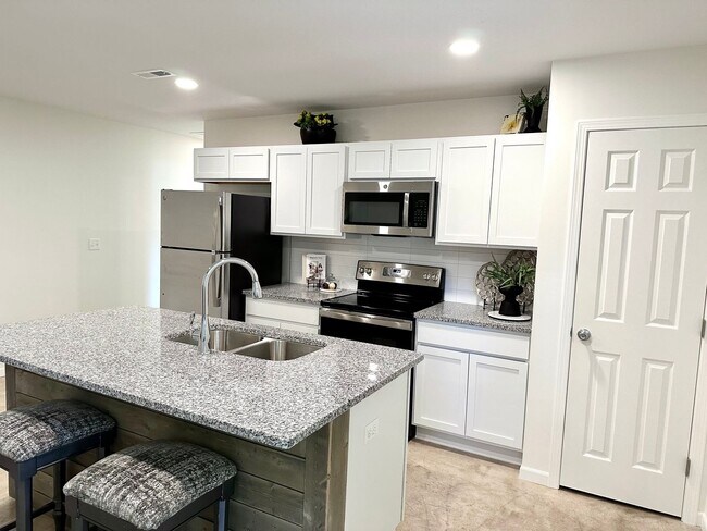 Building Photo - UPDATED  DUPLEX!!! with Garage