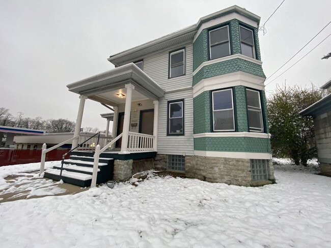 Building Photo - CENTRALLY LOCATED 6 BEDROOM 2 BATH OVER 2200 SQ FT!