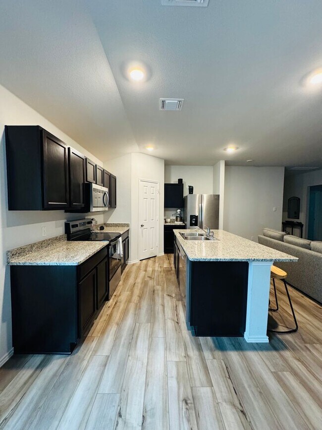 Building Photo - 3-bedroom 2-bathroom house!