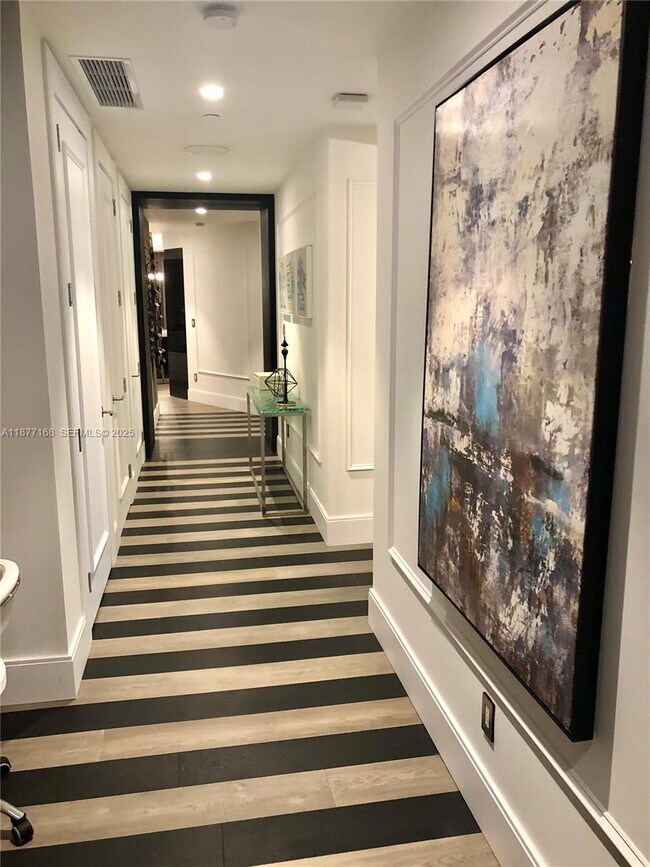 Building Photo - 18555 Collins Ave