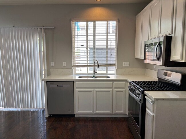 Building Photo - Terrific Brentwood Neighborhood steps from...