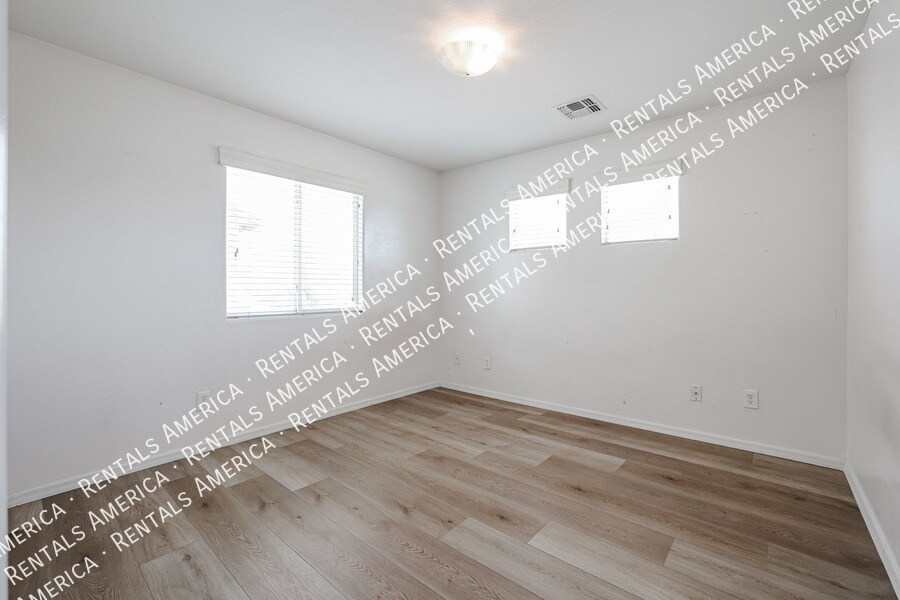 Building Photo - 11614 W Jefferson St
