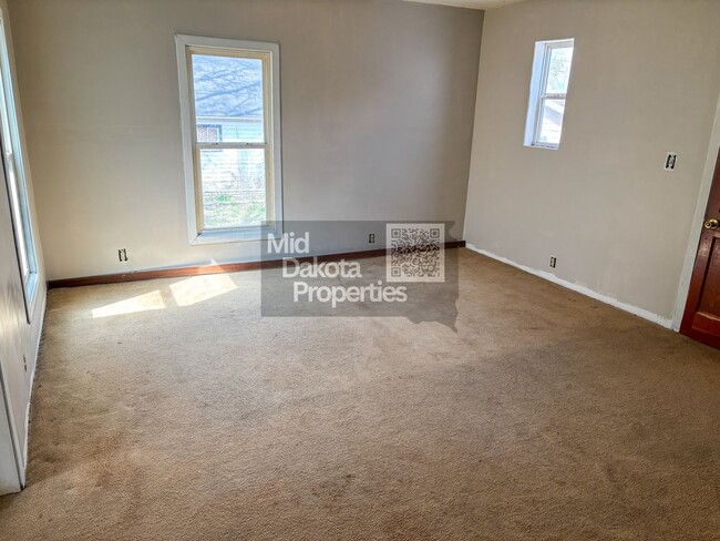 Building Photo - 502 E 3rd-6 bedroom, 2 bathroom house