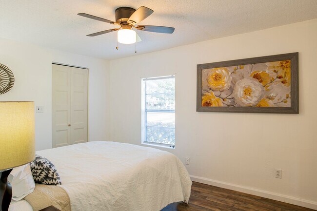 Building Photo - Bright & Comfortable 3 Bed/2.5 Bath Pensac...