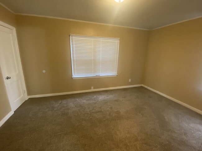 Building Photo - 154 Dobbs Ave