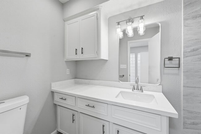 Building Photo - 8001 Rebawood Dr