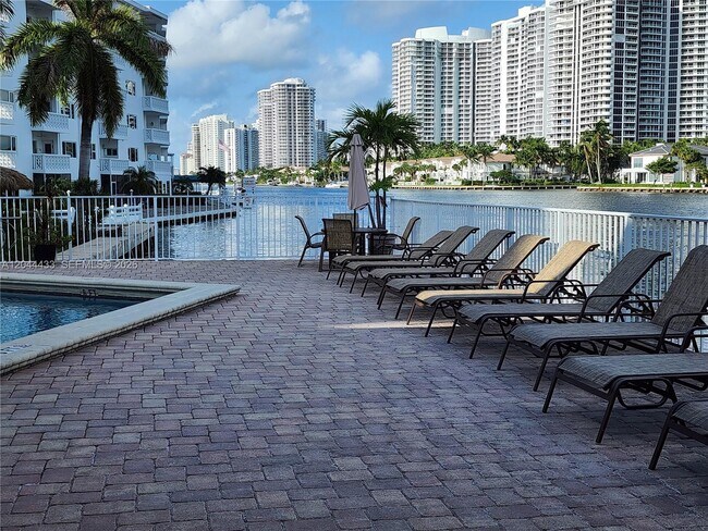Building Photo - 3161 S Ocean Dr