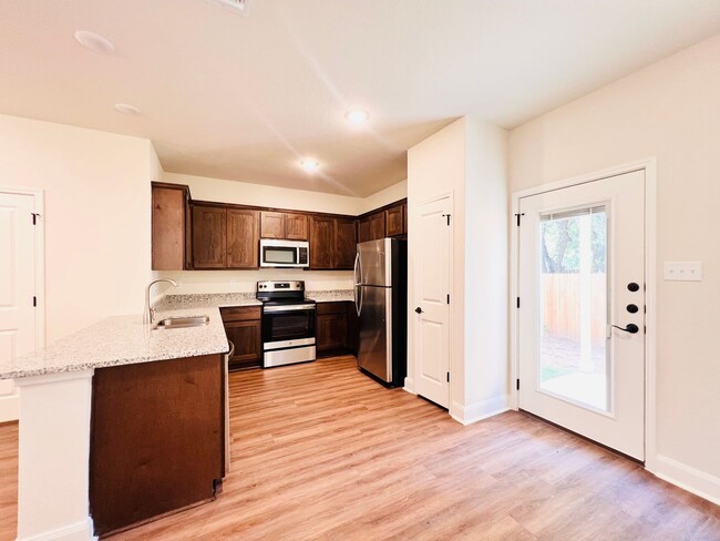 Building Photo - 10218 Lynwood Vlg