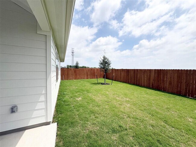 Building Photo - 15409 Flowers Vw