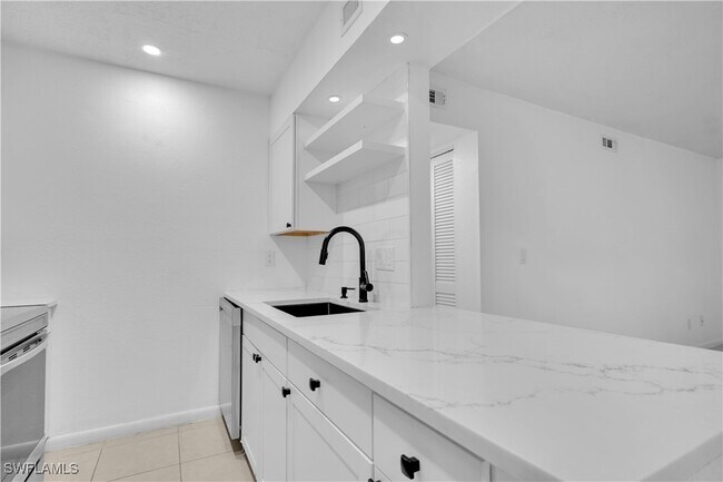 Building Photo - 4601 Bayshore Dr