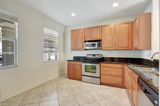 Building Photo - 4 br, 3.5 bath Townhome - 1125 NW 18th Ave