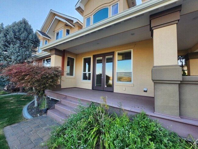 Building Photo - Experience Unmatched Luxury on the Columbia River!