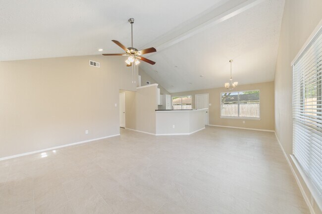 Building Photo - 1911 Highcrest Dr