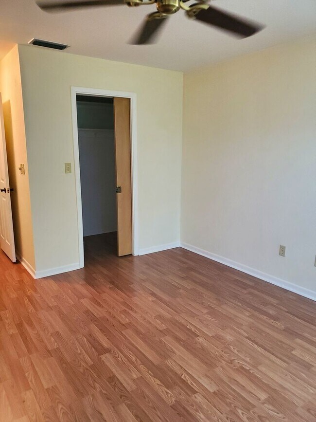Building Photo - SEMINOLE HOME IN DESIRABLE CANTERBURY CHASE