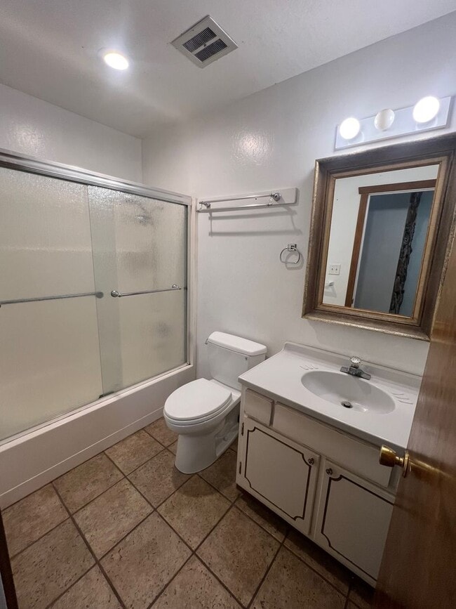 Building Photo - 3 bed 2.5 bath Lodge Style Duplex