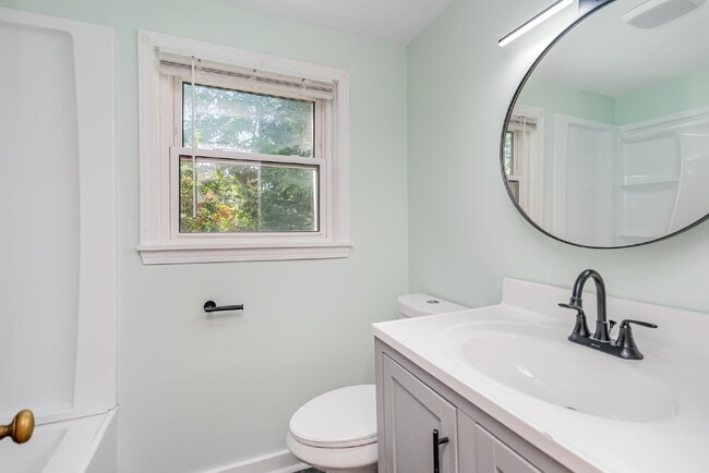 Building Photo - 2 Bedroom Duplex  $1050/Month