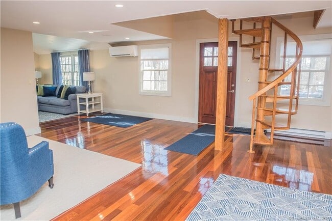 Building Photo - 30 Whiting Farm Rd