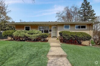 Building Photo - Charming Bi-Level Home in Sunset Village -...