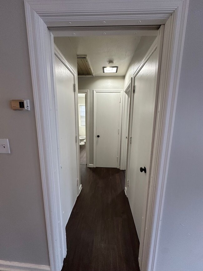 Building Photo - 2 bedroom 1 batg