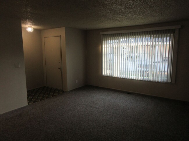 Building Photo - Updated, spacious one bedroom