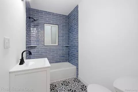 Building Photo - 17 N Midland Dr