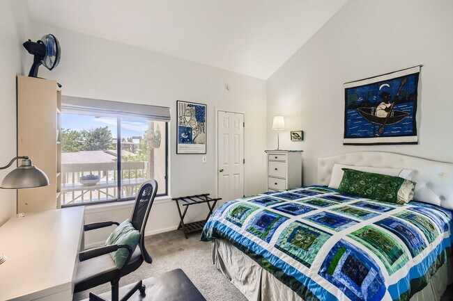 Building Photo - Turnkey 2 BDR/2BA Boulder Condo