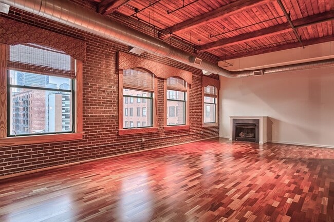 Building Photo - Huge Luxury 2 Story Condo with Private Rooftop Deck!