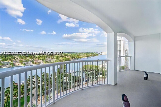Building Photo - 5401 Collins Ave