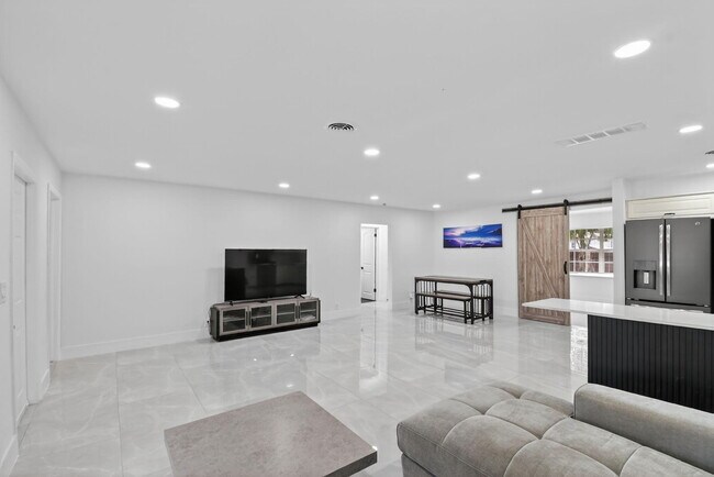 Building Photo - 2112 N 14th Terrace