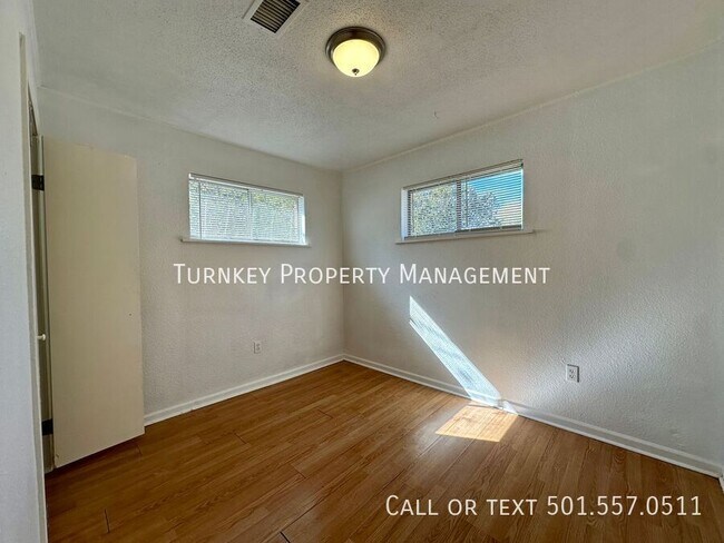 Building Photo - 204 Smart St