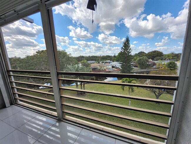 Building Photo - 112 Royal Pk Dr