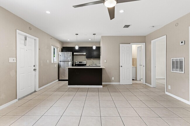 Building Photo - 709 SW 13th Ave