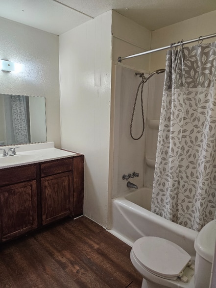 Building Photo - 413 Miller St