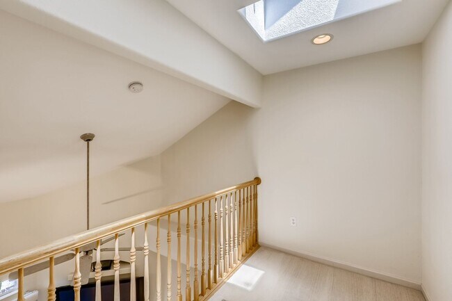 Building Photo - 1 MONTH FREE! Spacious & Light Filled 2-Be...