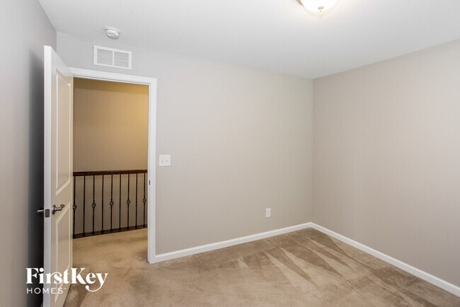 Building Photo - 3232 Oulten St SW