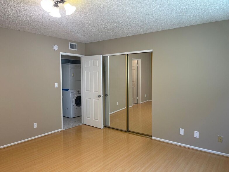 Building Photo - 434 E Tujunga Ave