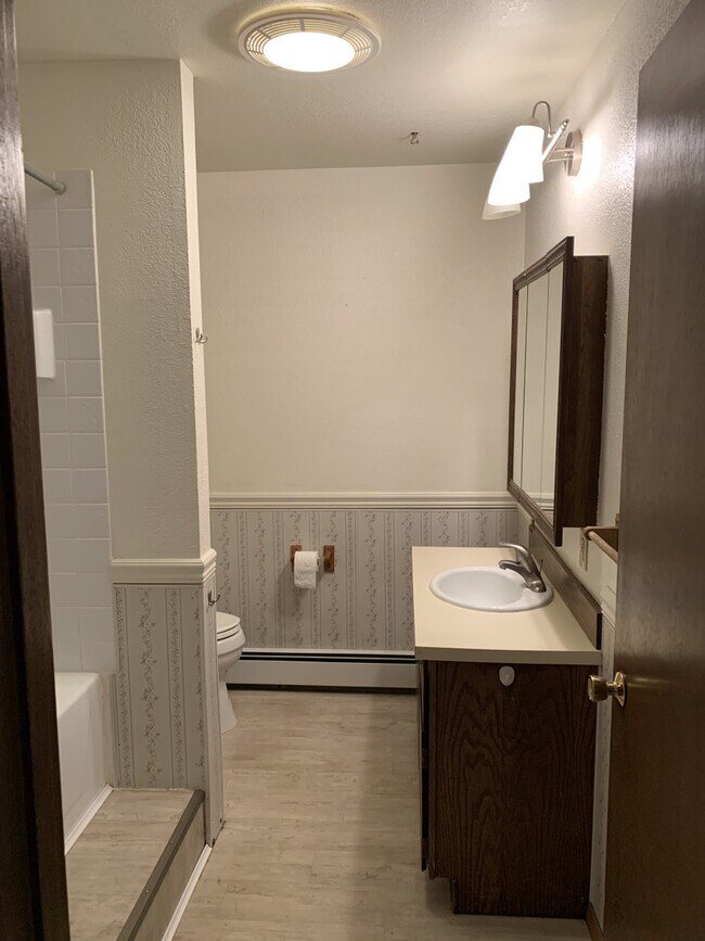 Building Photo - Rambling apartment B