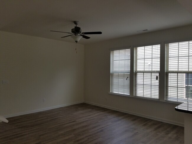 Building Photo - 54 E Grove Point Dr
