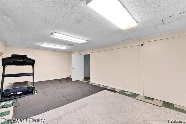 Building Photo - 881 Brooklawn Dr