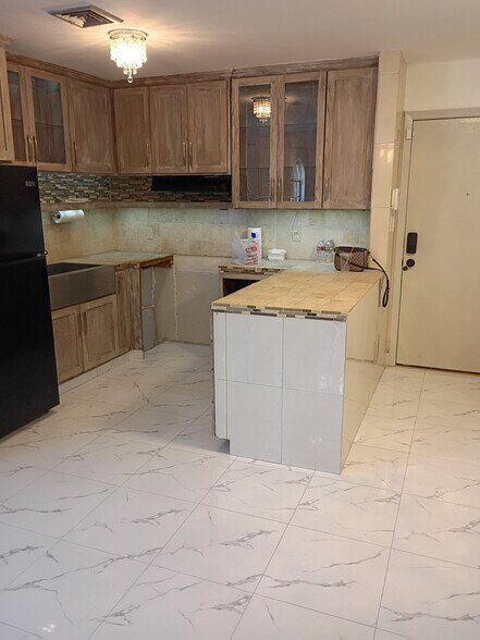 Building Photo - 706 Continental Dr