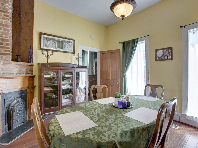 Building Photo - 617 Lyons St