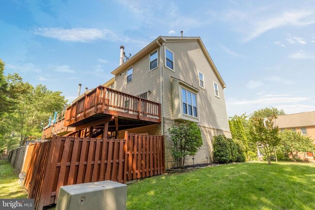 Building Photo - 1249 Quaker Hill Dr