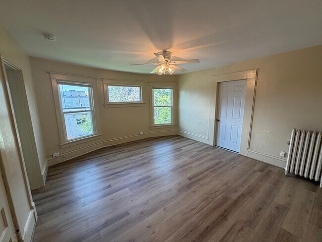 Building Photo - 611 Kellogg Ave